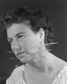 En del av Calders smycken har onekligen en mörkare ton. Peggy Guggenheim med sina berömda örhänge.